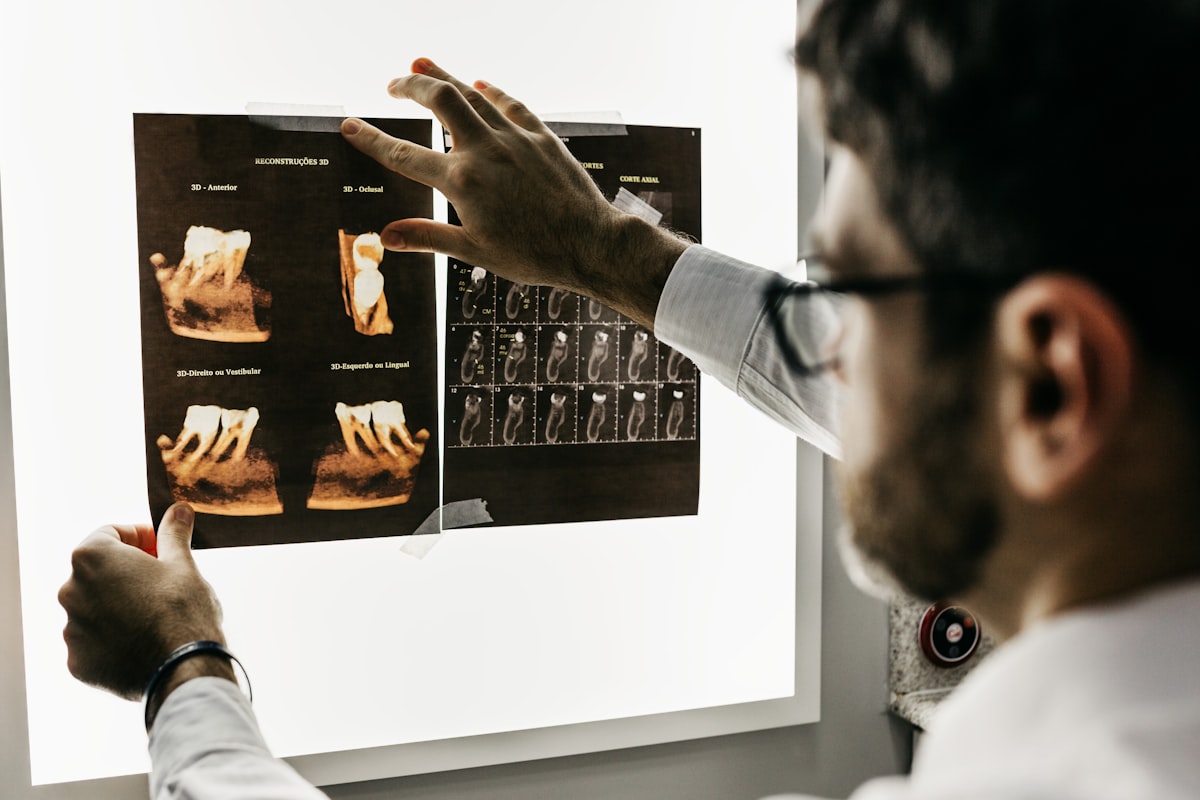 Dr. Marcelo analisando reconstruções 3D e exames de imagem no negatoscópio