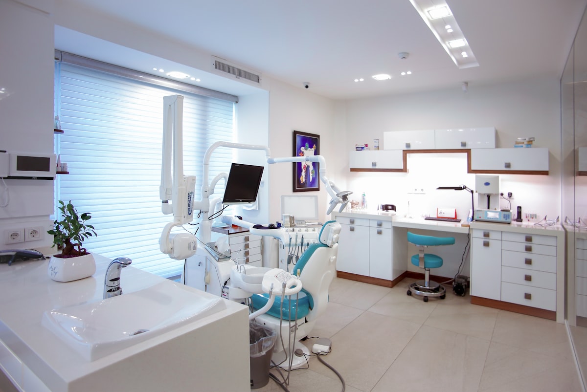 Consultório do Dr. Marcelo: sala de atendimento clara e equipada